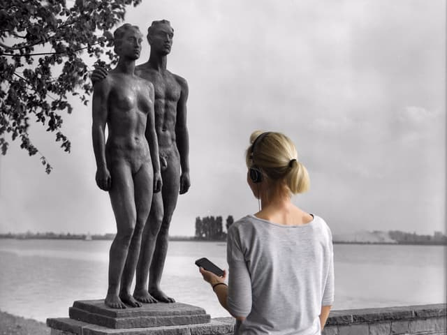 Person am Ufer des Maschsees in Hannover