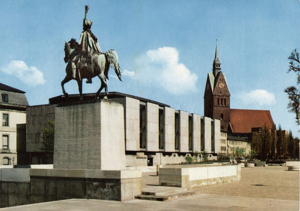 Das Reiterdenkmal von König Ernst August an seinem vorübergehenden Standort am Friederikenplatz, dahinter der Plenarsaal des Landtags und die Marktkirche