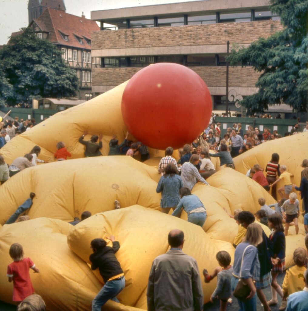 Kinder und Erwachsene klettern auf großen aufblasbaren Kunststoff-Formen, Kunstaktion beim Altstadtfest 1970