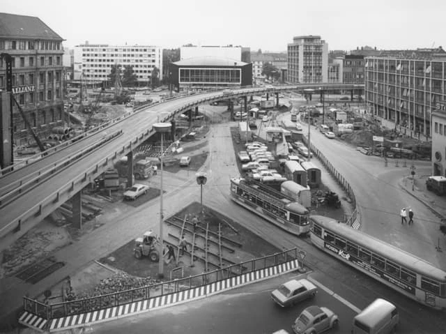 Aegidientorplatz Hannover in den 1960ern: Bau der Hochstraße, Straßenbahn und Theater am Aegi im Hintergrund