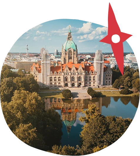Neues Rathaus Hannover am Maschteich – Luftaufnahme der Sehenswürdigkeit mit Kuppel und Spiegelung