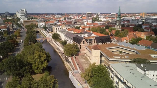 Am Hohen Ufer Hannover: Leineufer mit Historischem Museum und Beginenturm, Blick über die Altstadt.