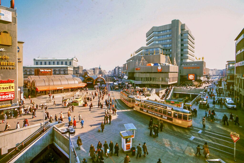 Belebter Kröpcke im April 1976 mit Straßenbahn, Café Kröpcke und dem Kröpcke-Center im Hintergrund