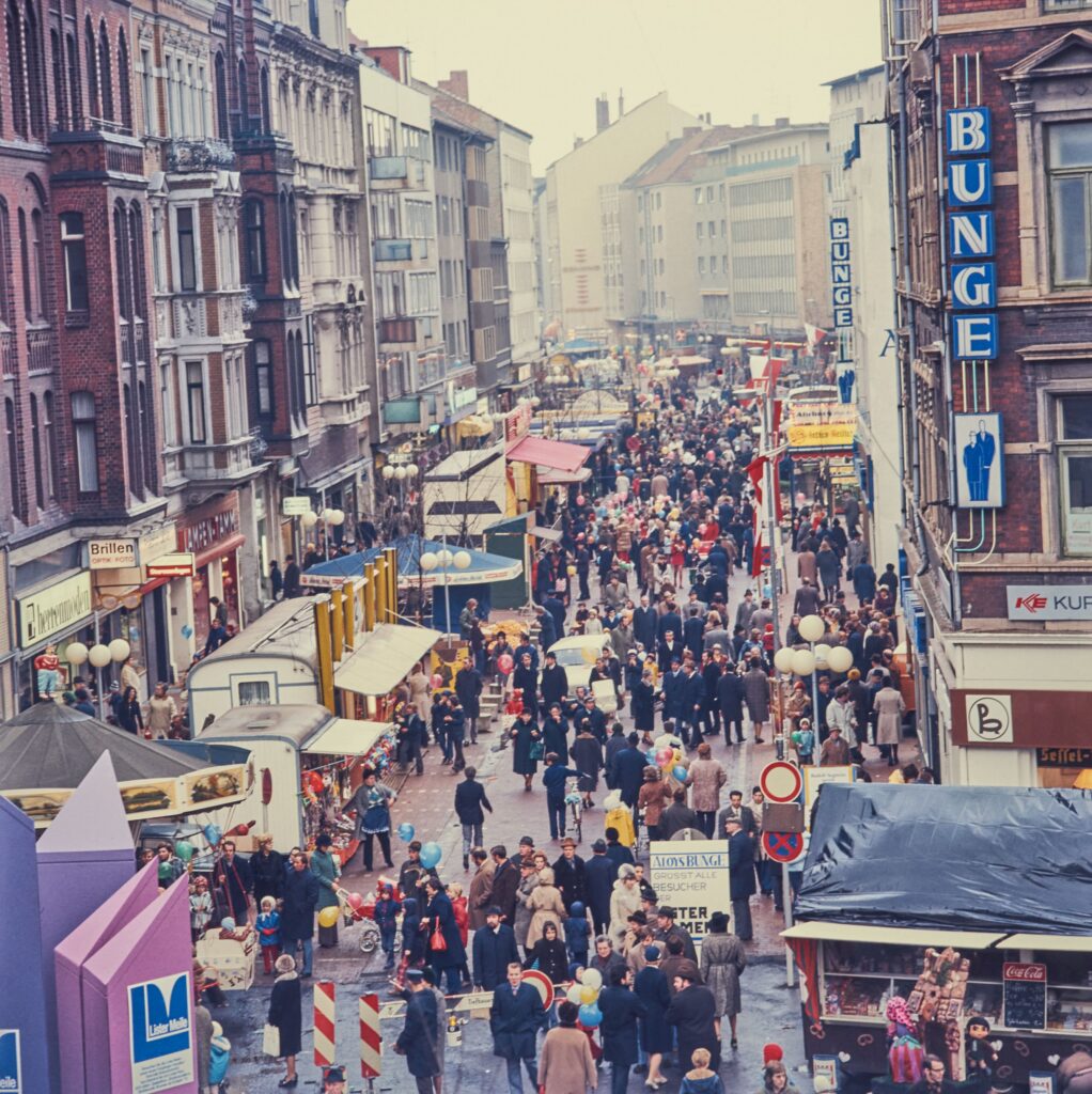 Menschenmenge und Marktstände auf der neuen Lister Meile, November 1972