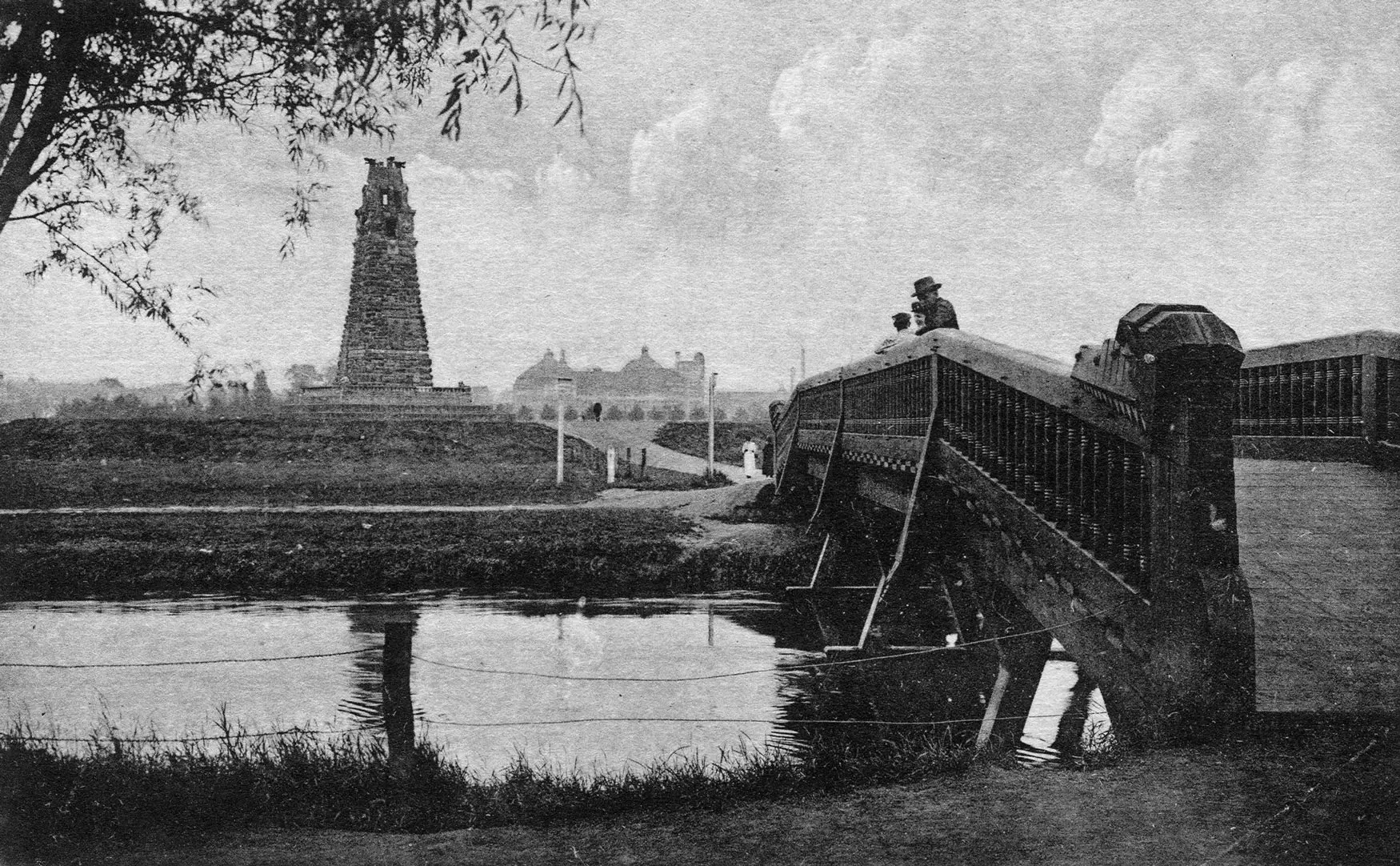 Ansichtskarte um 1912: der Bismarckturm auf einem Hügel in der Aegidienmasch, im Vordergrund die Elisabethbrücke über die Leine