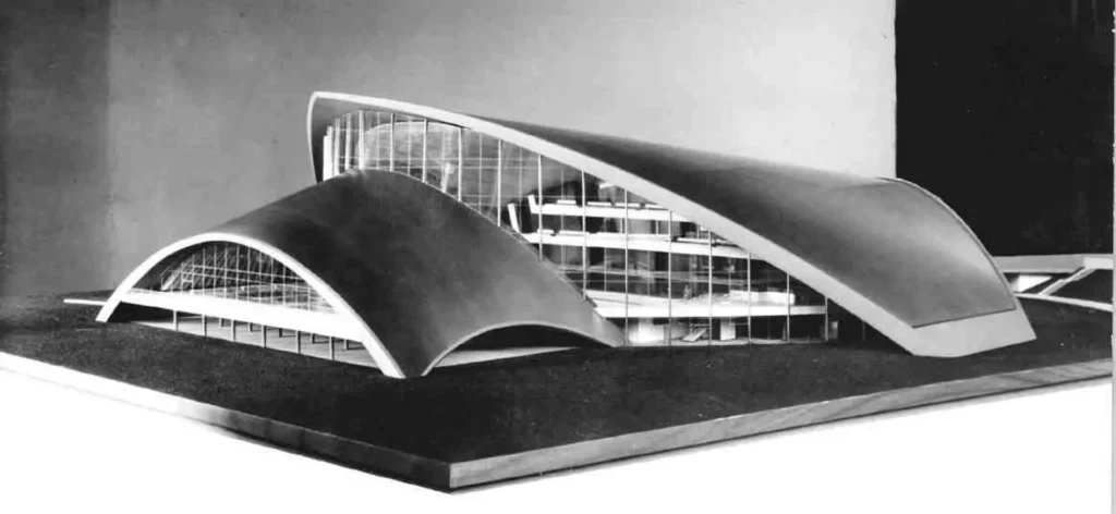Architekturmodell des Stadionbads Hannover mit geschwungenem Dachtragwerk, Entwurf von Friedrich Florian Grünberger, 1965