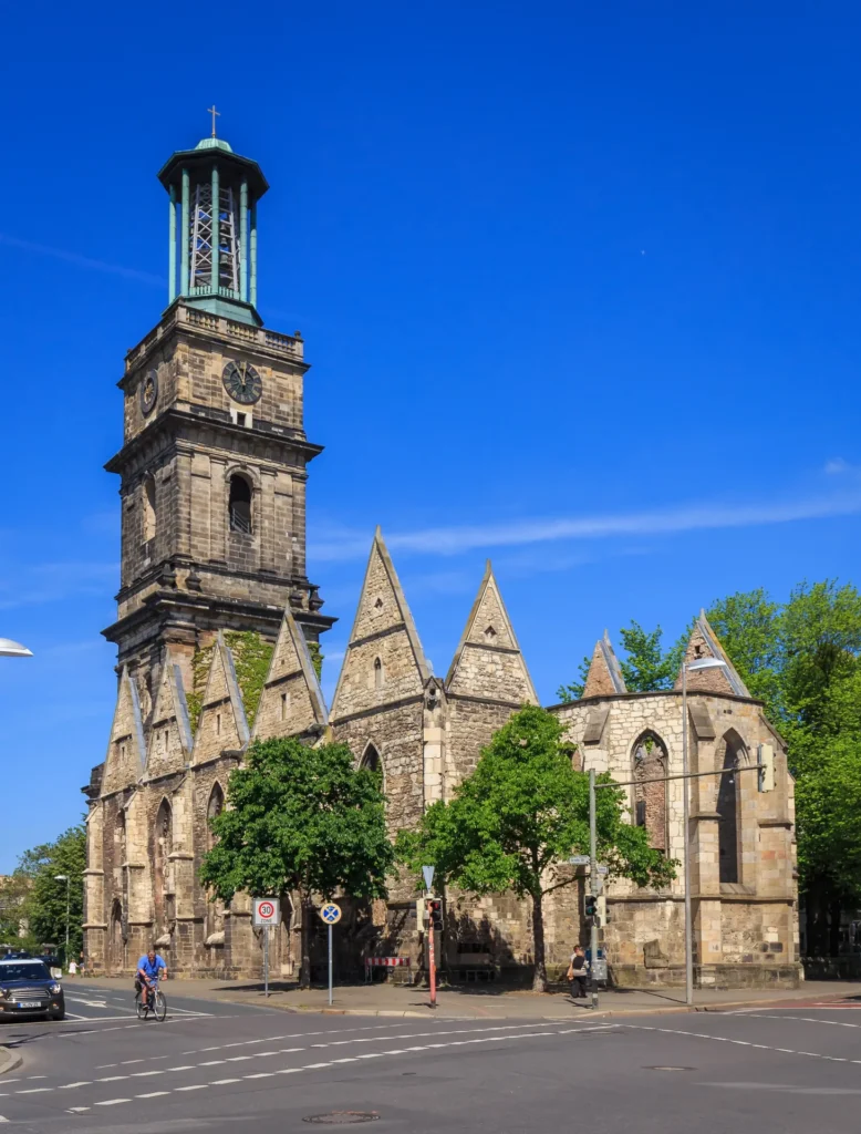 Die Ruine der Aegidienkirche mit ihrem Turm, heute Mahnmal für die Opfer von Krieg und Gewalt