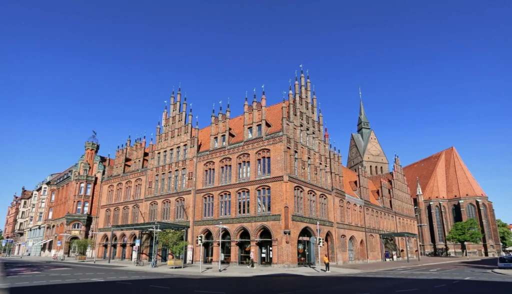 Das Alte Rathaus mit seinen gotischen Backsteingiebeln, rechts daneben die Marktkirche