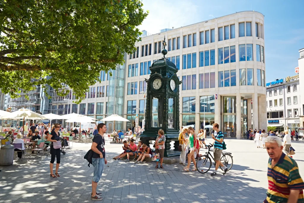 Die Kröpcke-Uhr auf dem belebten Kröpcke, im Hintergrund das Kröpcke-Center