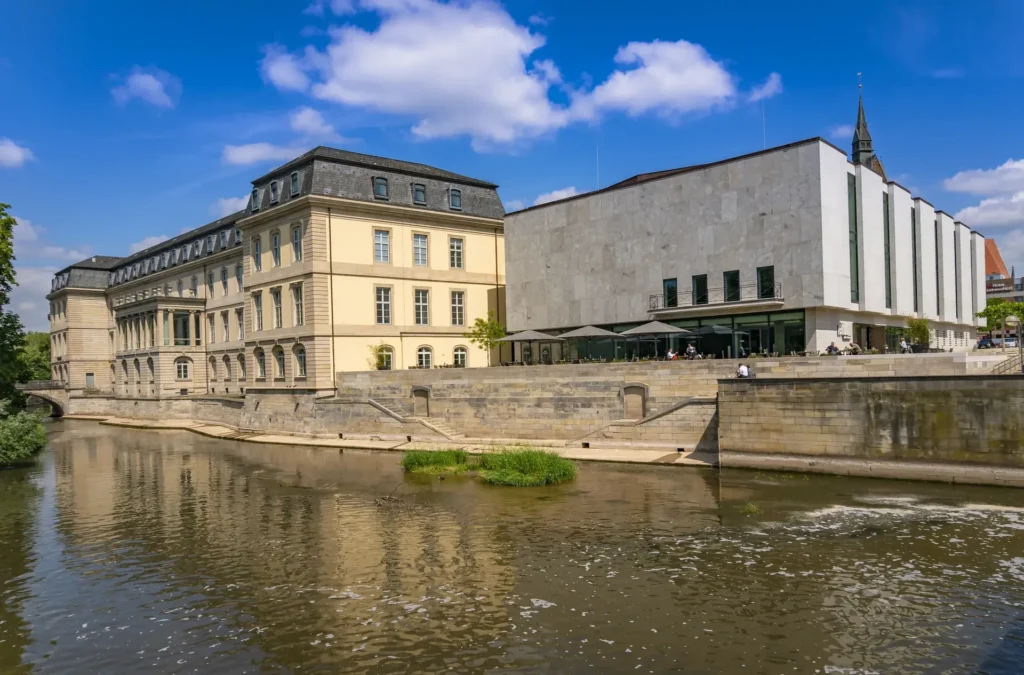 Das Leineschloss mit dem modernen Plenarsaal des Niedersächsischen Landtags, davor die Leine