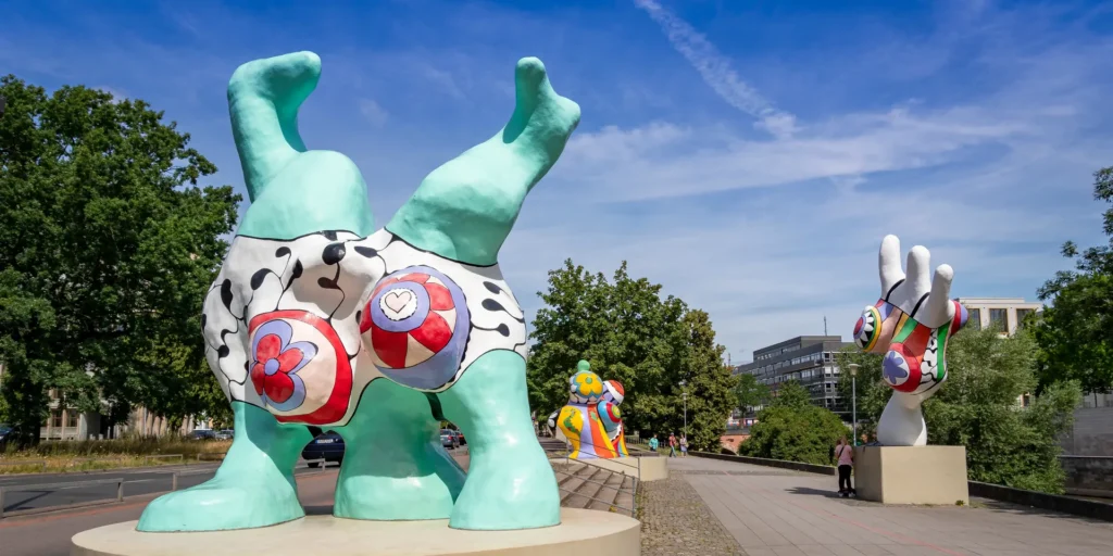 Die bunten Nana-Skulpturen von Niki de Saint Phalle am Leibnizufer