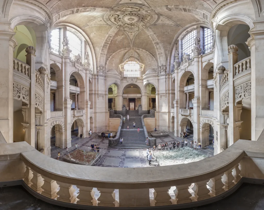 Die prunkvolle Kuppelhalle im Neuen Rathaus mit Treppen, Säulen und Galerien