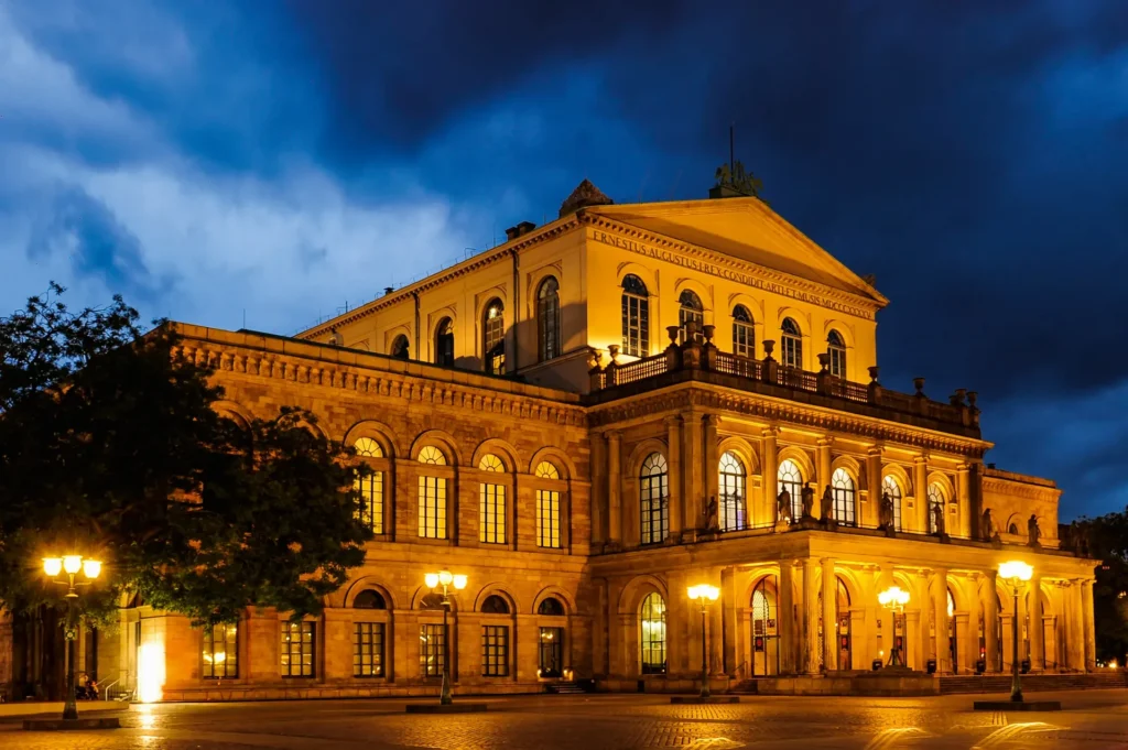Das festlich beleuchtete Opernhaus Hannover am Abend